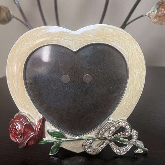 Beautiful heart shaped picture frame with red rose, green stem & rinestone bow. - Picture 1 of 4